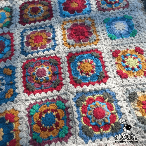 Small Floral Granny Square Crochet Pattern Tutorial – Free Small Granny Squares Pattern
