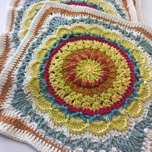 Large granny squares pattern free sunny days blanket square