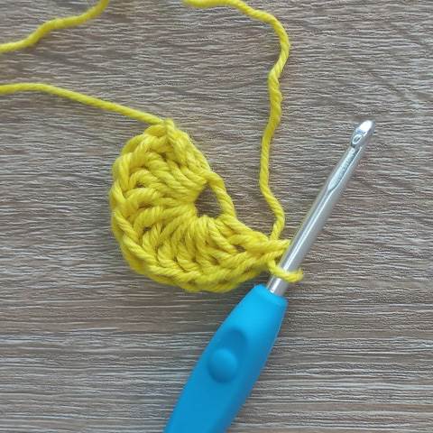 How to make a crochet magic ring for working in the round