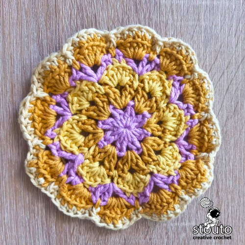 Complete the center large crochet flower for tote bag