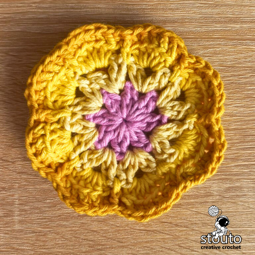 select your favorite colors and yarn for beautiful crochet flower tote bag