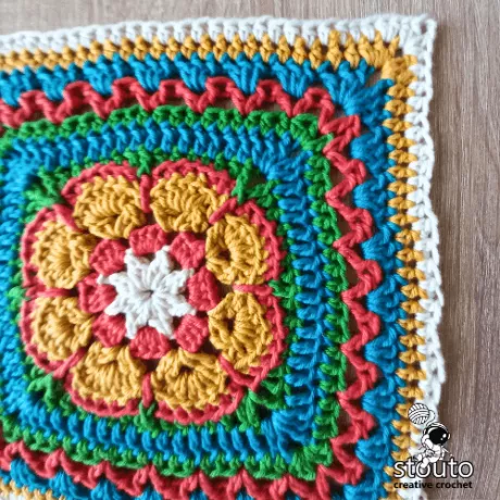 Step by step tutorial for an 8 petal African flower crochet square