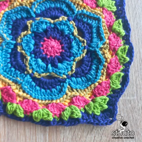 Squaring round shaping edges and corners of the flower crochet square