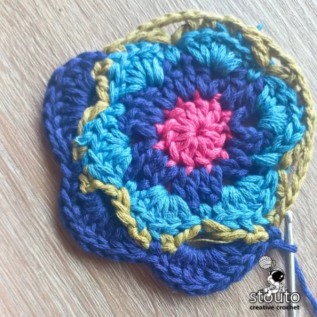  Buttercup petal shells worked in round 5 of the flower crochet square