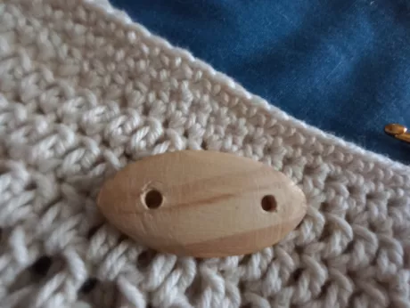 Add a button to your crochet bag