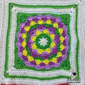 Boxed Flower Squares Crochet Blanket : Square Two (Free Pattern / Photo Tutorial) 