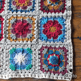 Easy Small Granny Square Blanket Pattern – 4 Flower Motif