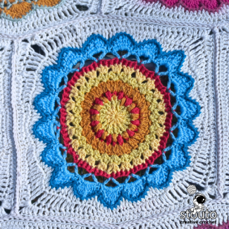 Floral crochet square design from the Flower Pot blanket pattern