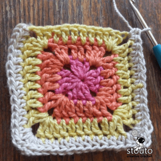 Join granny square tutorials Step 3