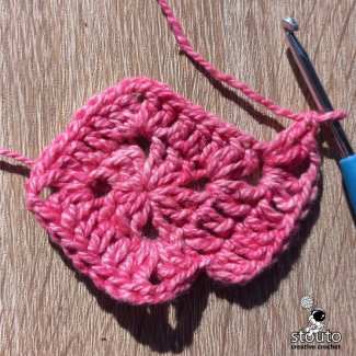 Single dc crochet granny squqre round 3