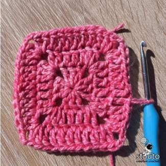 Single dc crochet granny squqre round 3 work in ends