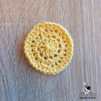 Start the Flower Center for the daisy crochet square