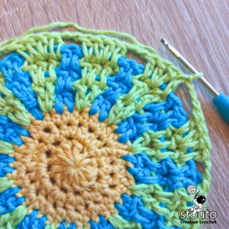 Fill the daisy petals with round of different yarn colors
