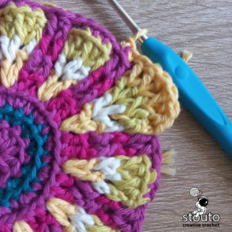 Daisy Style TexturedDaisy Styled Granny Square Pattern - Free Pattern - Round 11 Petal