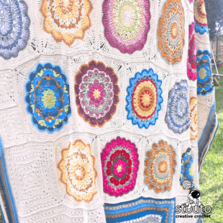 Decorative crochet border used on the flower pot granny square blanket.