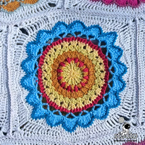 Floral crochet square design from the Flower Pot blanket pattern