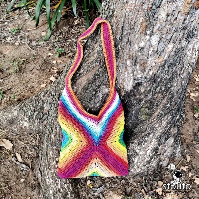 Joining granny squares together to assemble an easy crochet tote bag pattern. 