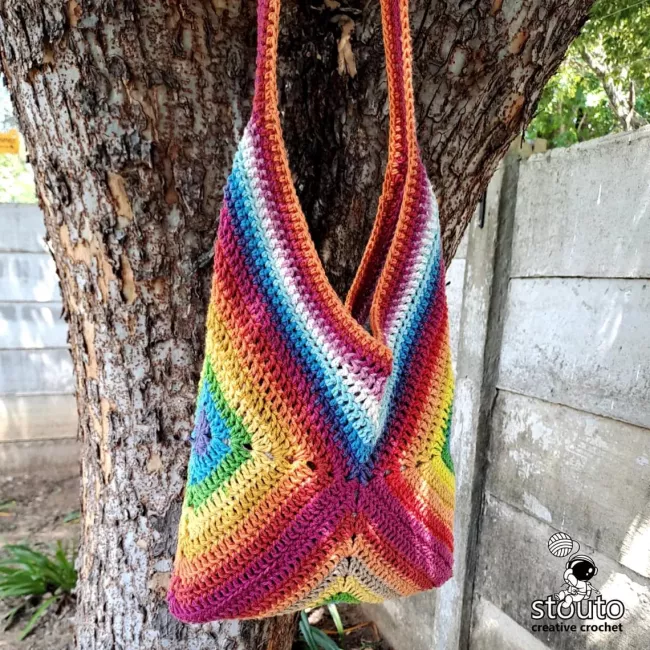 Free easy granny square crochet bag pattern with textured squares and sturdy shoulder straps.