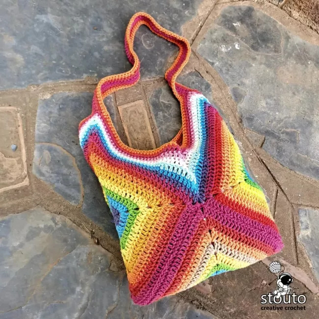 Easy crochet market bag made from colourful granny squares using beginner-friendly crochet techniques. |