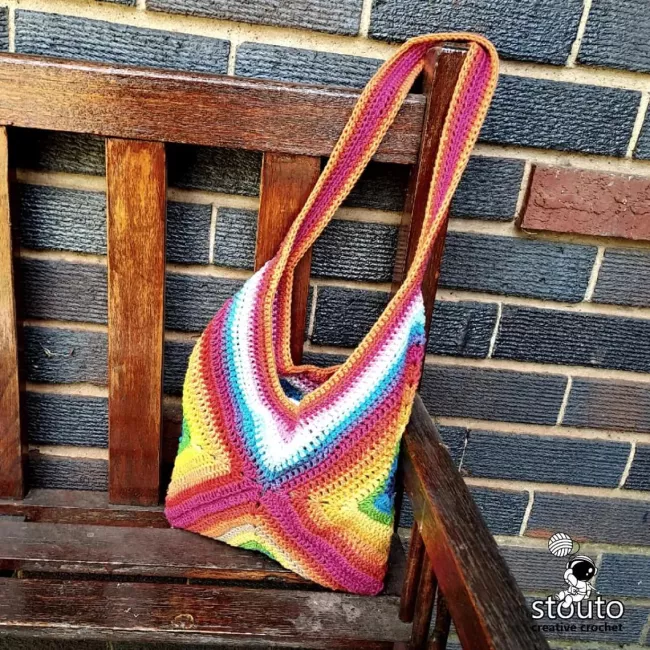 Free crochet tote bag pattern featuring modern textured granny squares and easy construction.