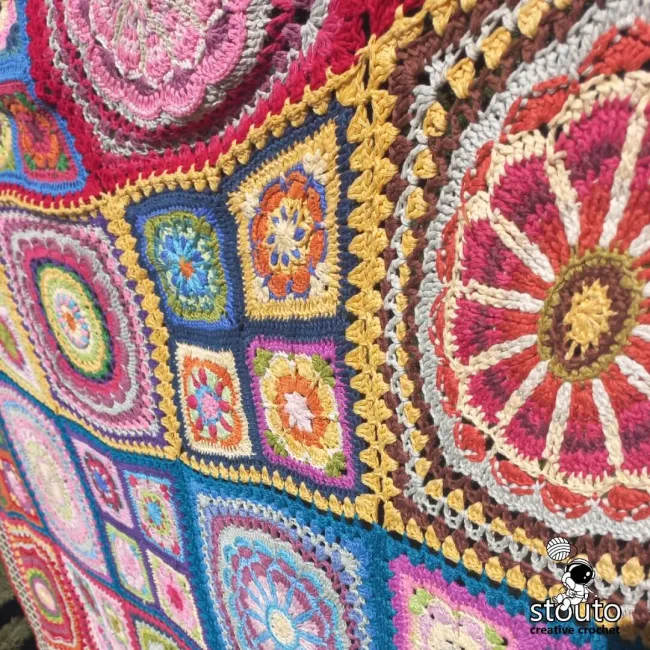 Detailed bold<br />
flower squares boho styled gypsy blanket