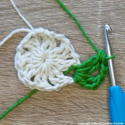 Boxed Flower Squares Crochet Blanket : Square Two (Round 02 Free Pattern / Photo Tutorial)