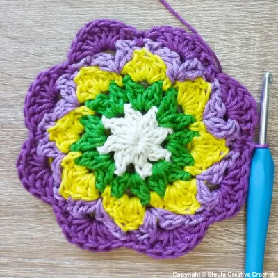 Boxed Flower Squares Crochet Blanket : Square Two (Round 05 Free Pattern / Photo Tutorial)