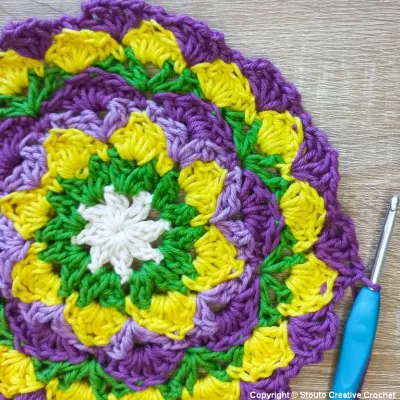 Boxed Flower Squares Crochet Blanket : Square Two (Round 07 Free Pattern / Photo Tutorial)