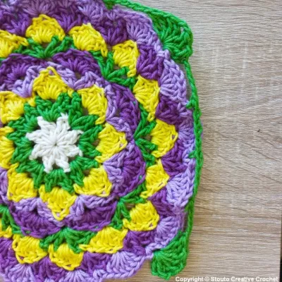 Boxed Flower Squares Crochet Pattern- Round 10