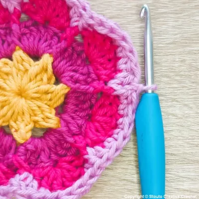 Boxed Flower Squares Crochet Blanket&nbsp;: Square Four Round 4