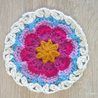 Boxed Flower Squares Crochet Blanket&nbsp;: Square Four Round 6