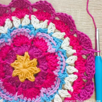 Boxed Flower Squares Crochet Blanket&nbsp;: Square Four Round 8