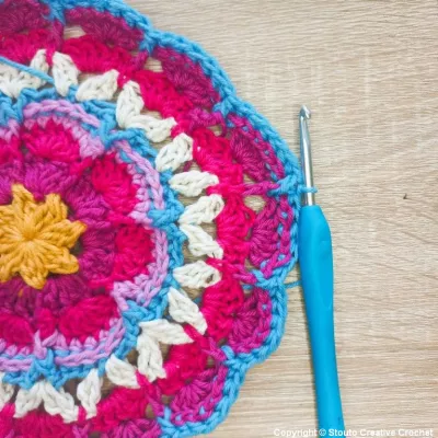Boxed Flower Squares Crochet Blanket&nbsp;: Square Four Round 9