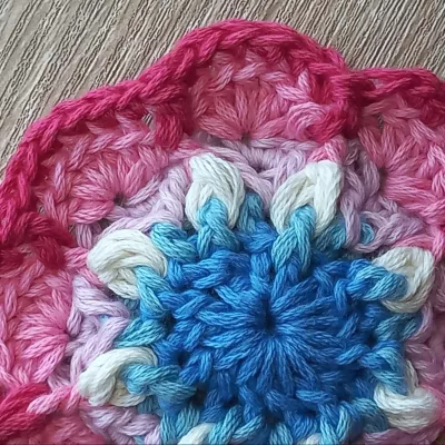 African Cosmos Crochet flower square tutorial round 6