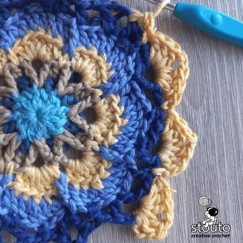 Star Flower Granny Square round 4 full shell petals forming around the flower centre