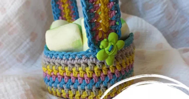 Striped mini crochet basket pattern