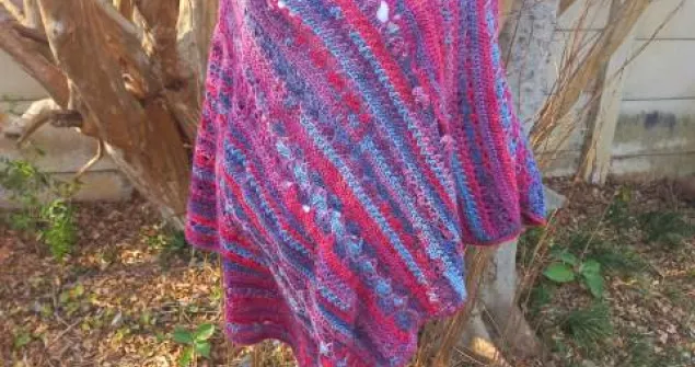 Outdoor fall winter crochet women poncho pattern perfect for striped yarn