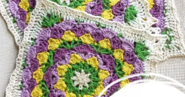 Blooming daisy flower crochet square pattern