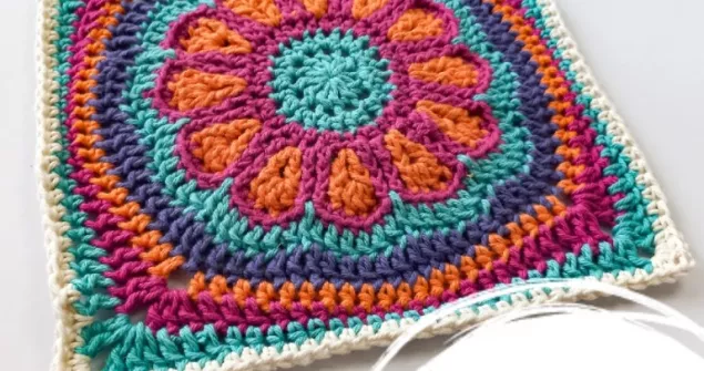 Bold center stage crochet daisy blanket square flower free pattern
