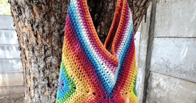 Easy crochet tote bag made from simple squares