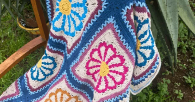 Beginner friendly daisy granny square made with simple double crochet stitches